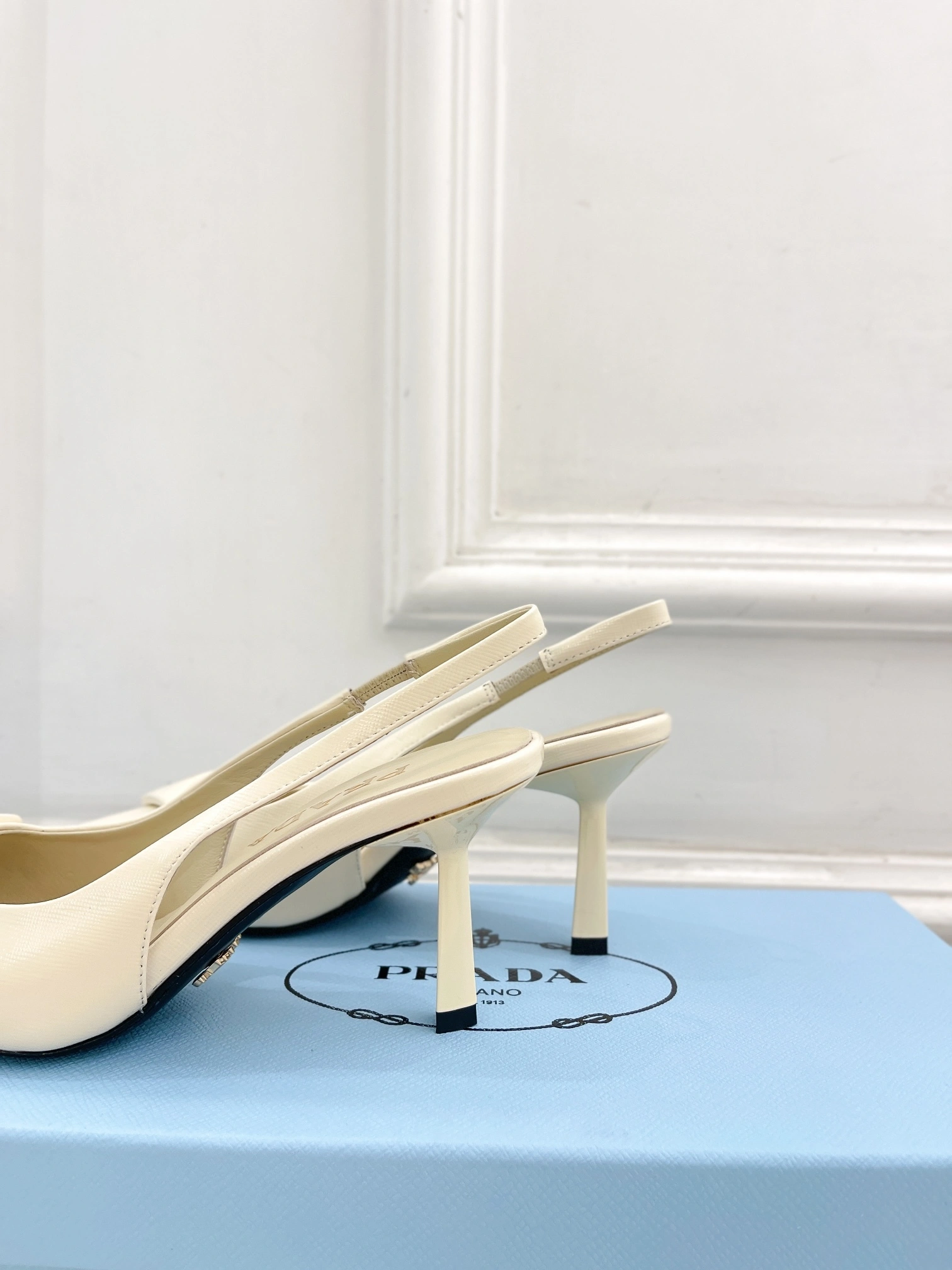 COCO-- Pr141 1I901M_3A9S_F0304_F_DD75 Saffiano cowhide heel-height ：7.5cm item:E-X555F1976